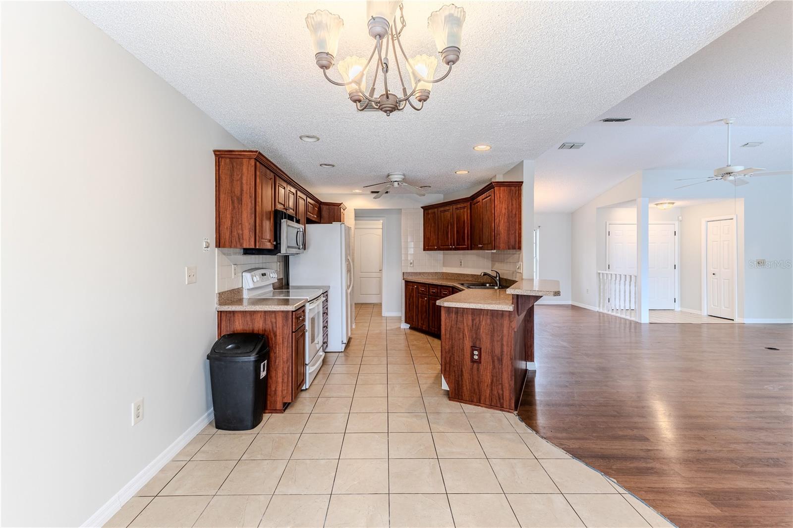 Listing photo id 13 for 2489 Amherst Avenue