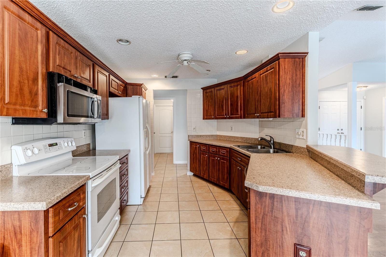 Listing photo id 14 for 2489 Amherst Avenue