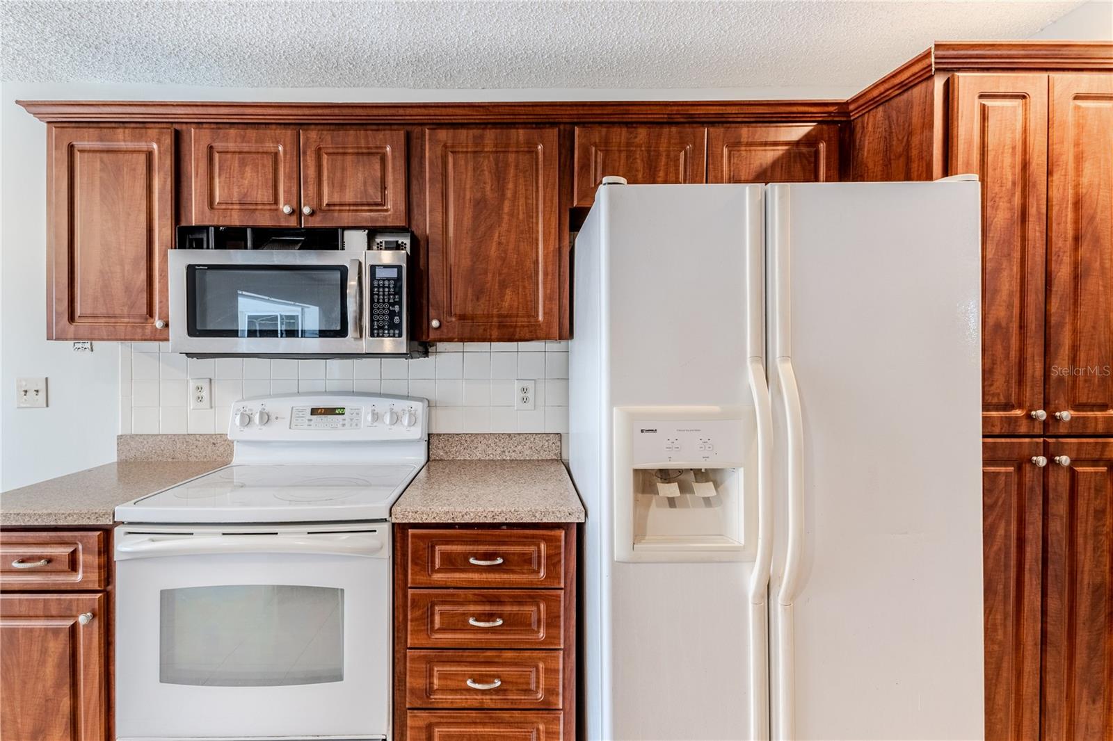 Listing photo id 15 for 2489 Amherst Avenue