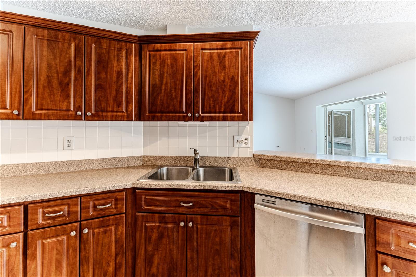 Listing photo id 16 for 2489 Amherst Avenue