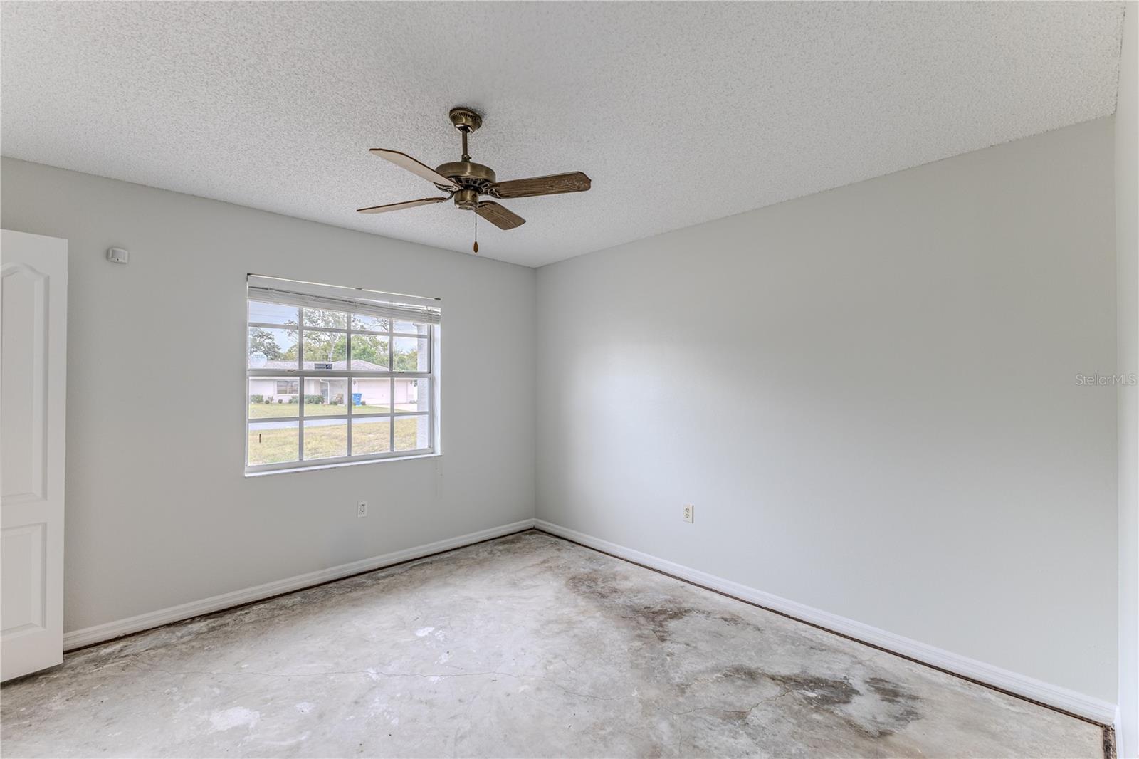 Listing photo id 18 for 2489 Amherst Avenue