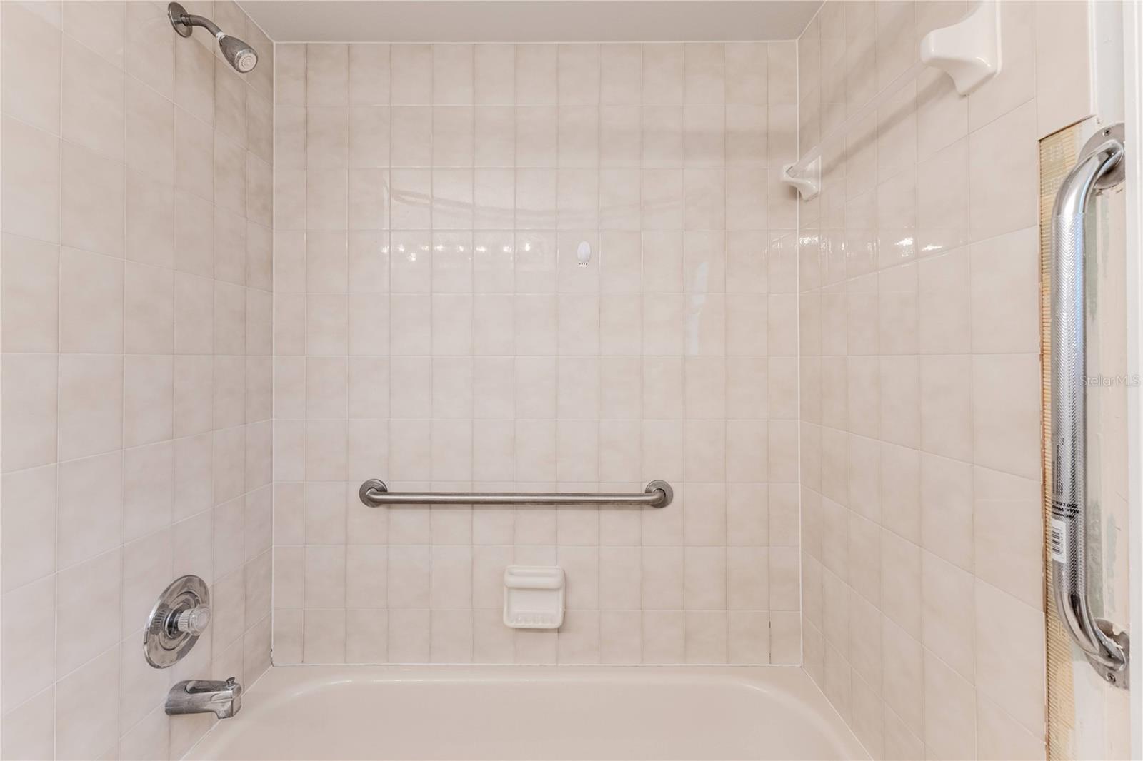 Listing photo id 22 for 2489 Amherst Avenue