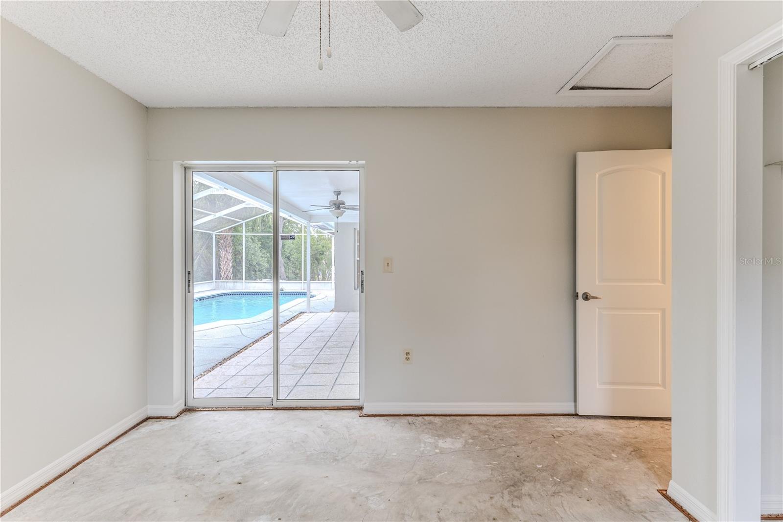 Listing photo id 24 for 2489 Amherst Avenue