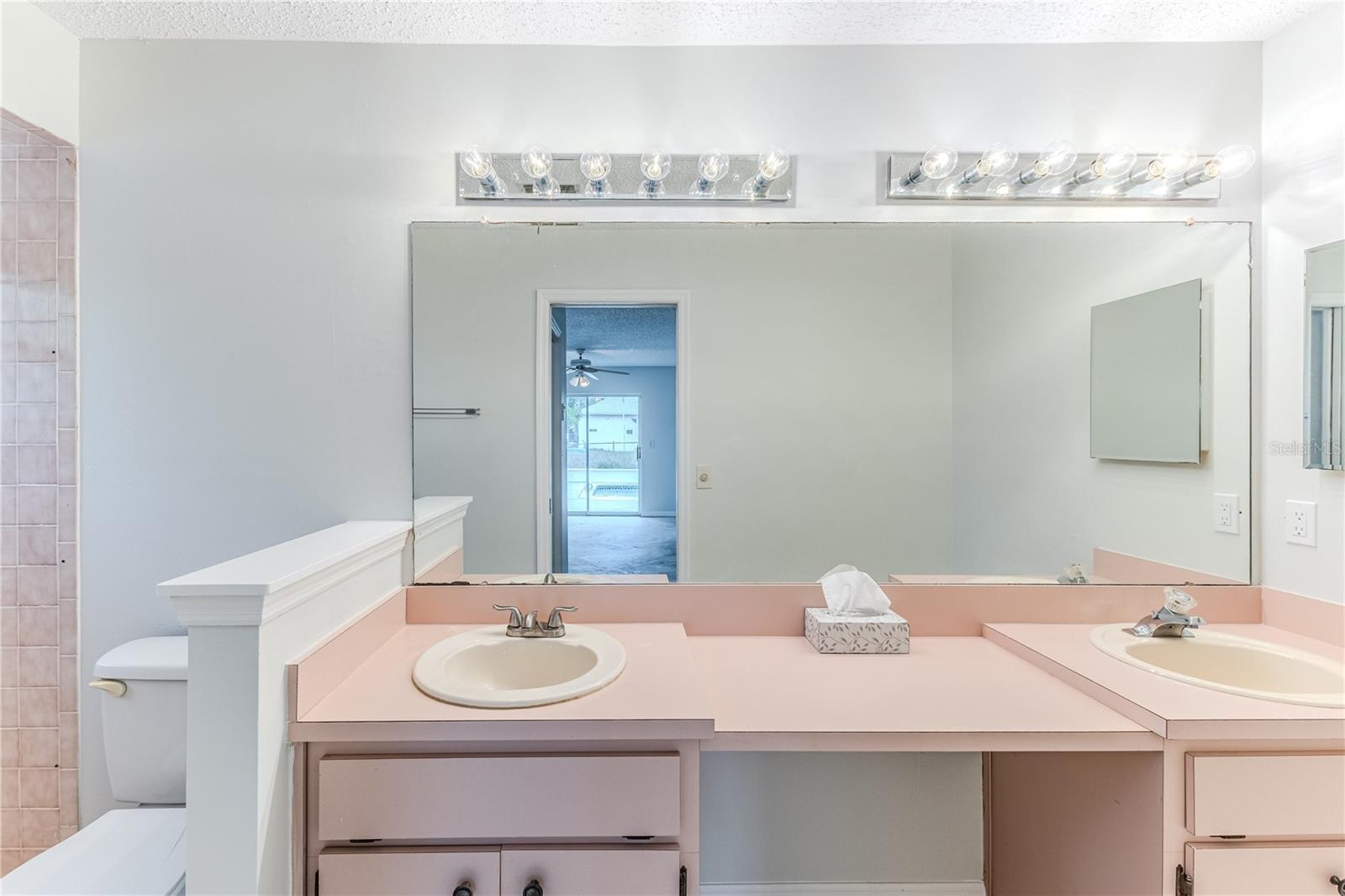 Listing photo id 25 for 2489 Amherst Avenue