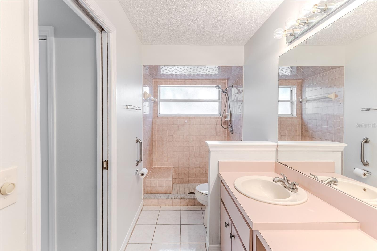 Listing photo id 26 for 2489 Amherst Avenue