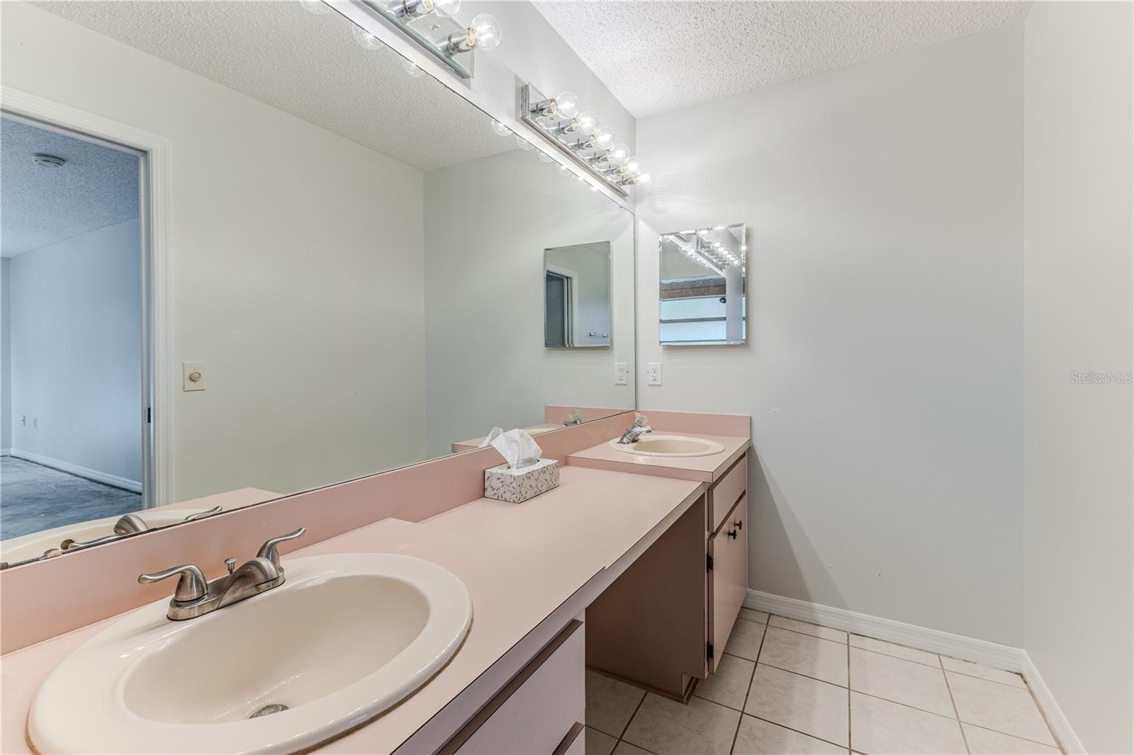 Listing photo id 27 for 2489 Amherst Avenue