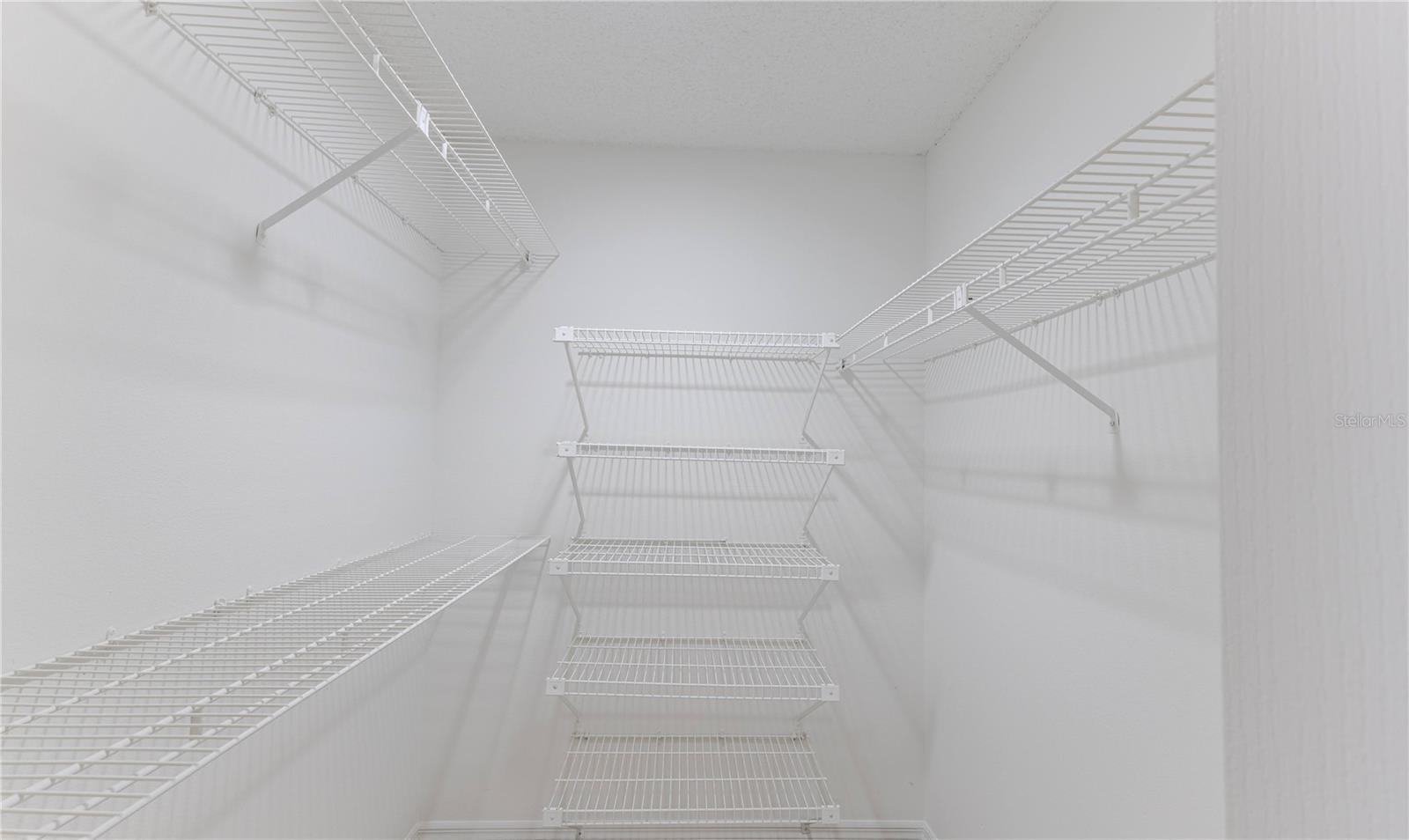 Listing photo id 31 for 2489 Amherst Avenue