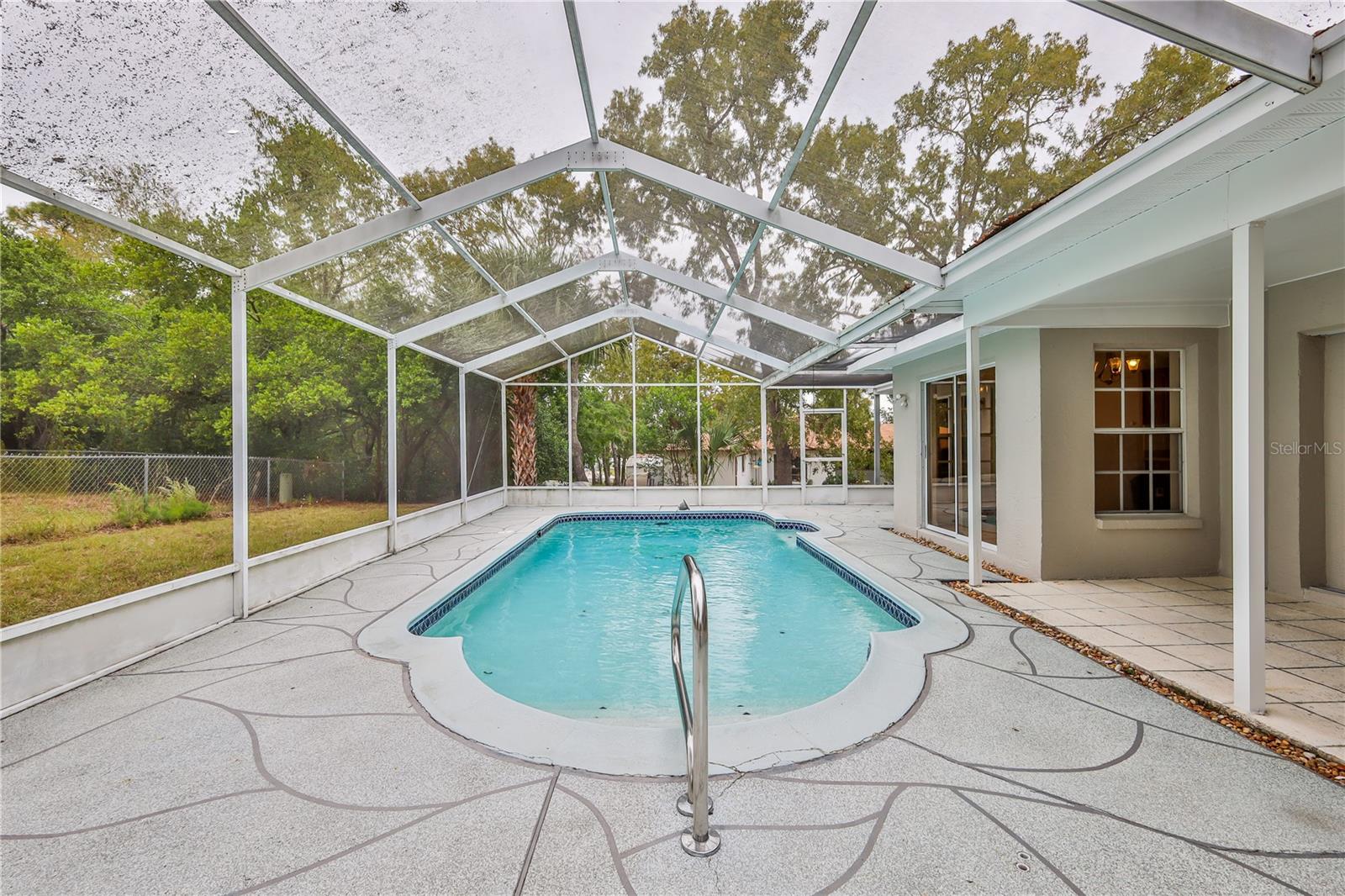 Listing photo id 34 for 2489 Amherst Avenue