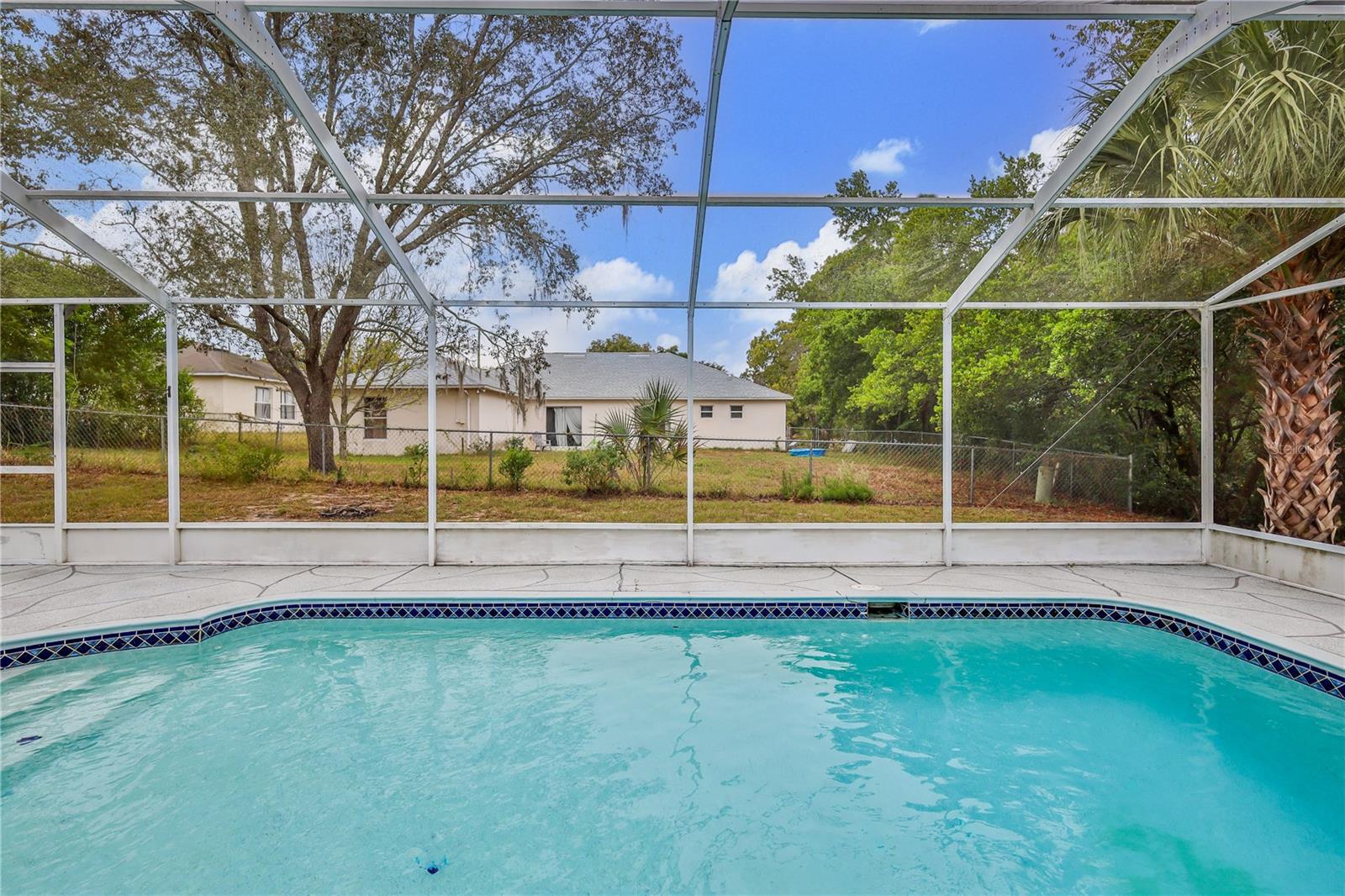 Listing photo id 36 for 2489 Amherst Avenue