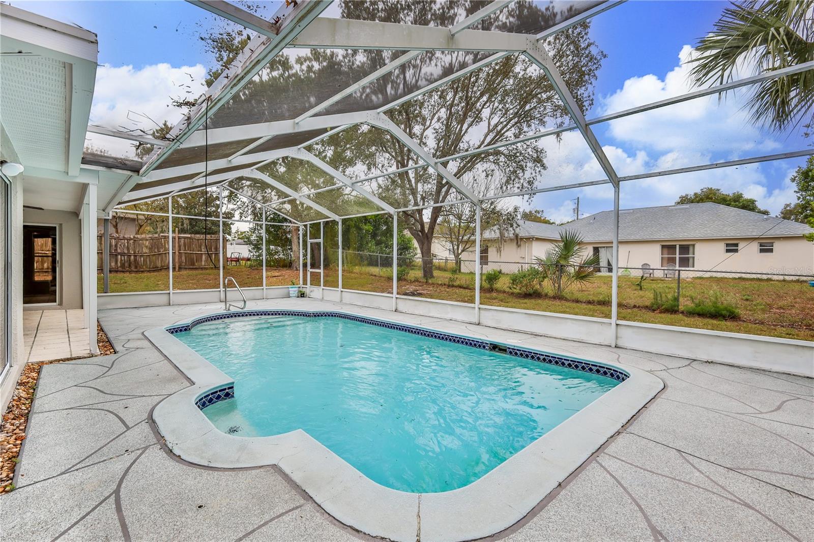 Listing photo id 37 for 2489 Amherst Avenue