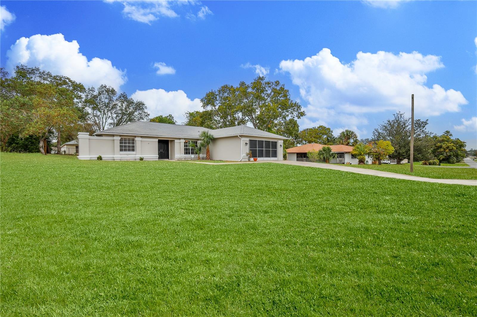 Listing photo id 2 for 2489 Amherst Avenue