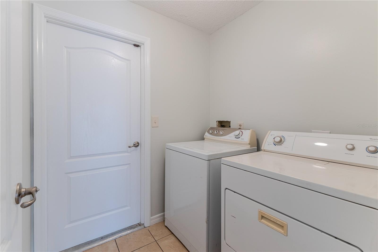 Listing photo id 41 for 2489 Amherst Avenue