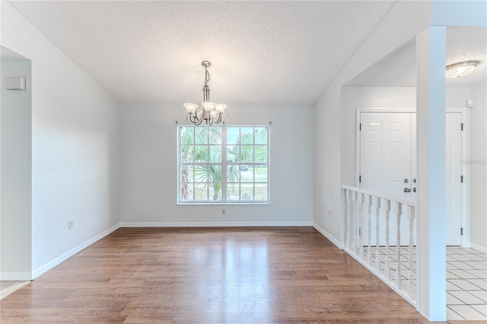 Listing photo id 7 for 2489 Amherst Avenue