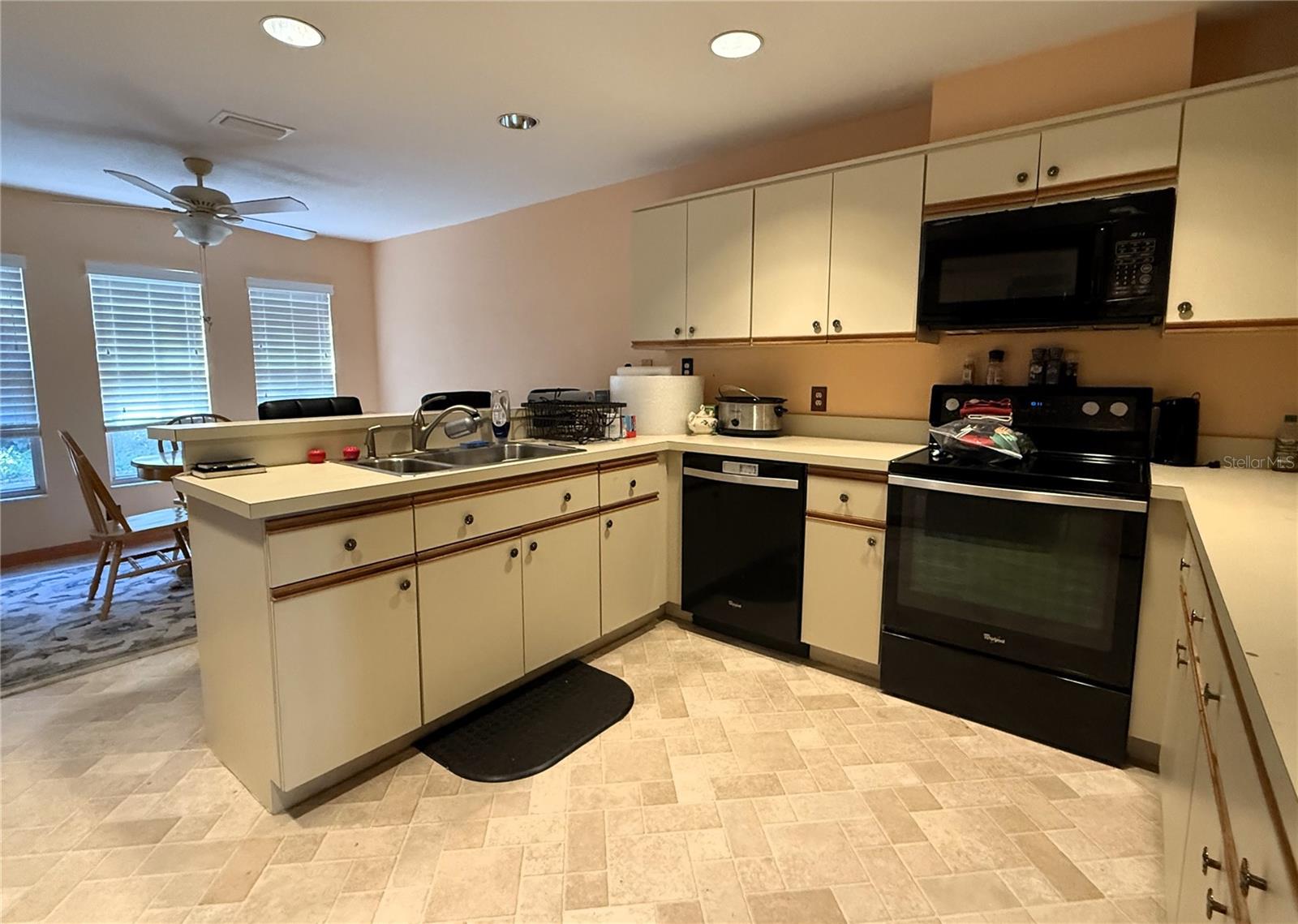 Image 16 of 49 For 83 Greentree Street