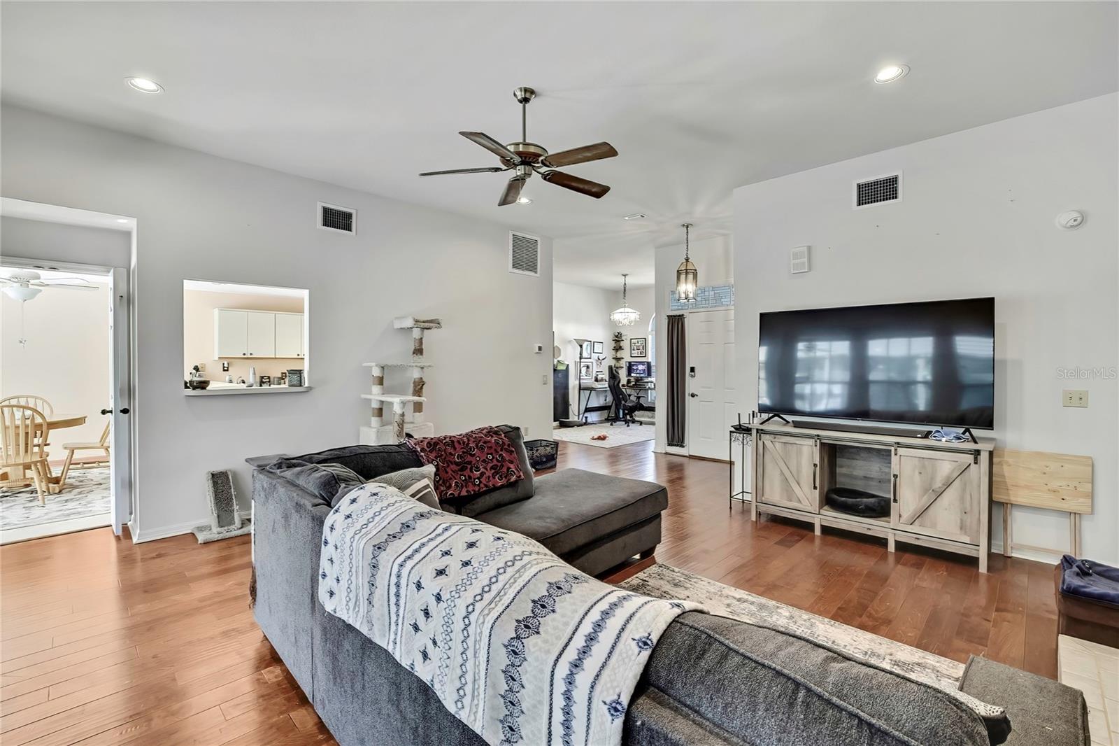 Image 17 of 49 For 83 Greentree Street