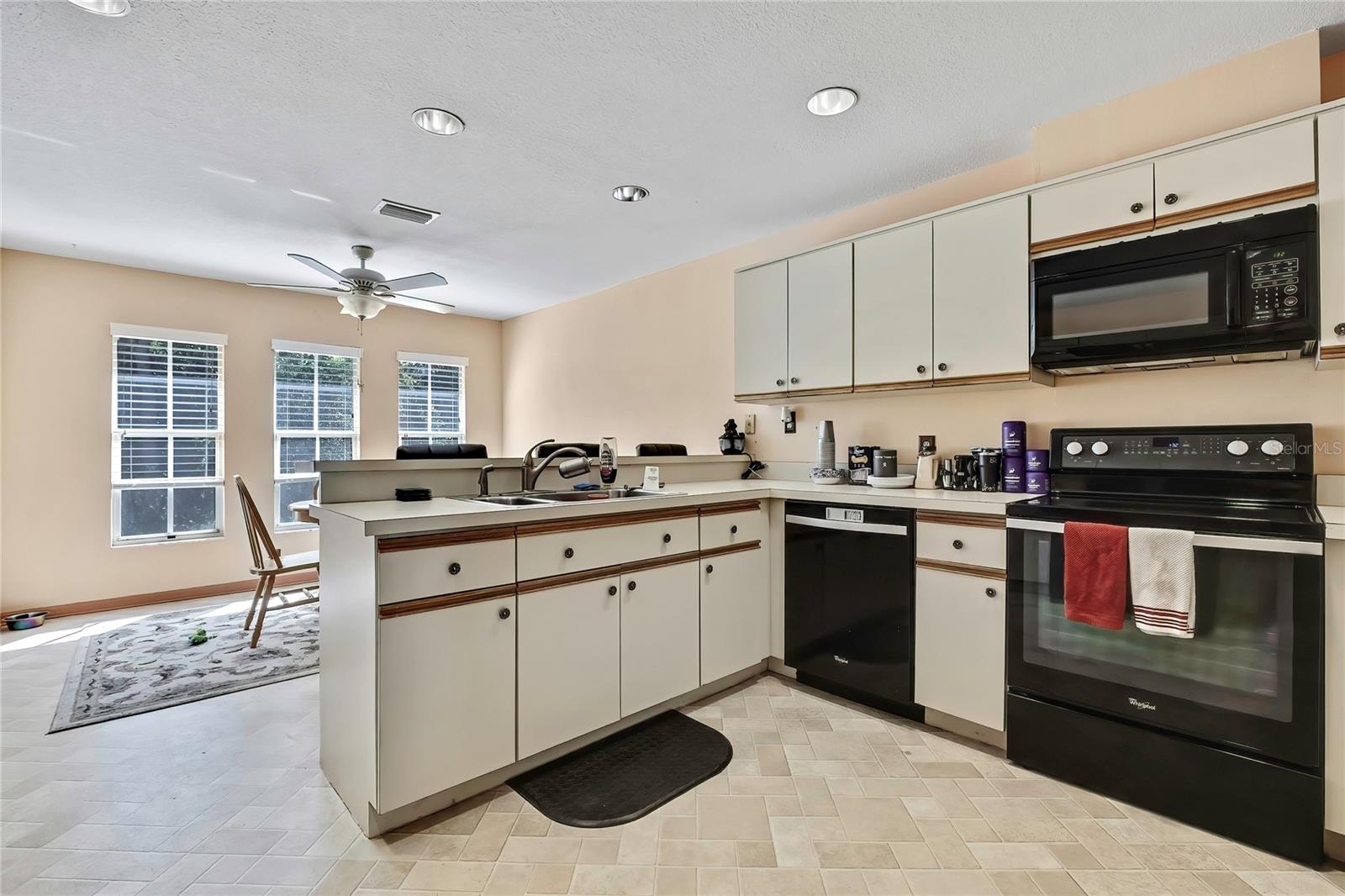 Image 20 of 49 For 83 Greentree Street