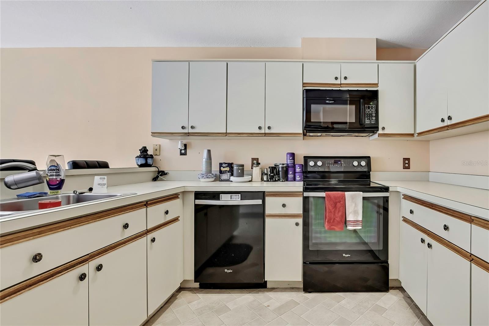 Image 21 of 49 For 83 Greentree Street