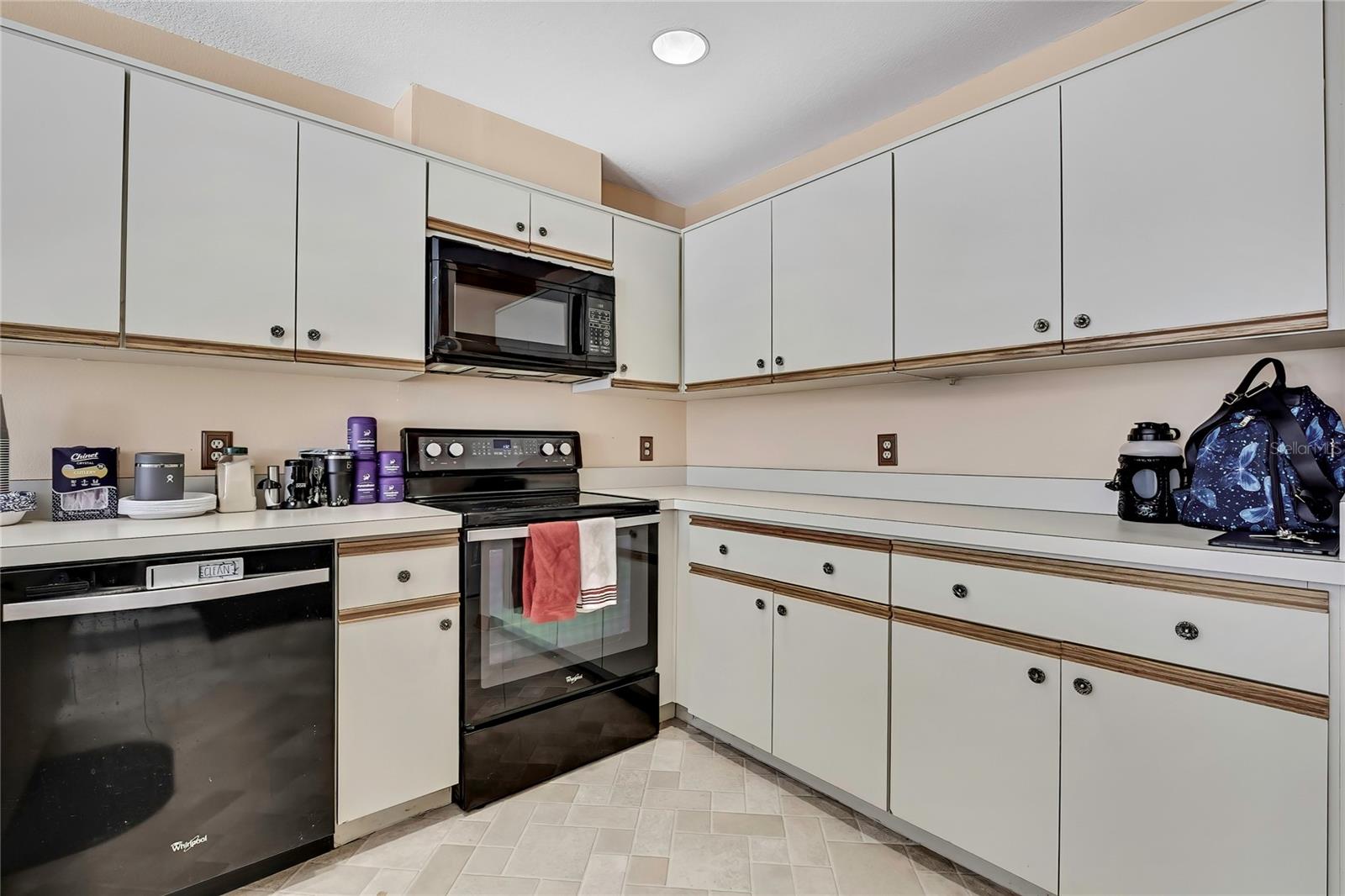 Image 22 of 49 For 83 Greentree Street