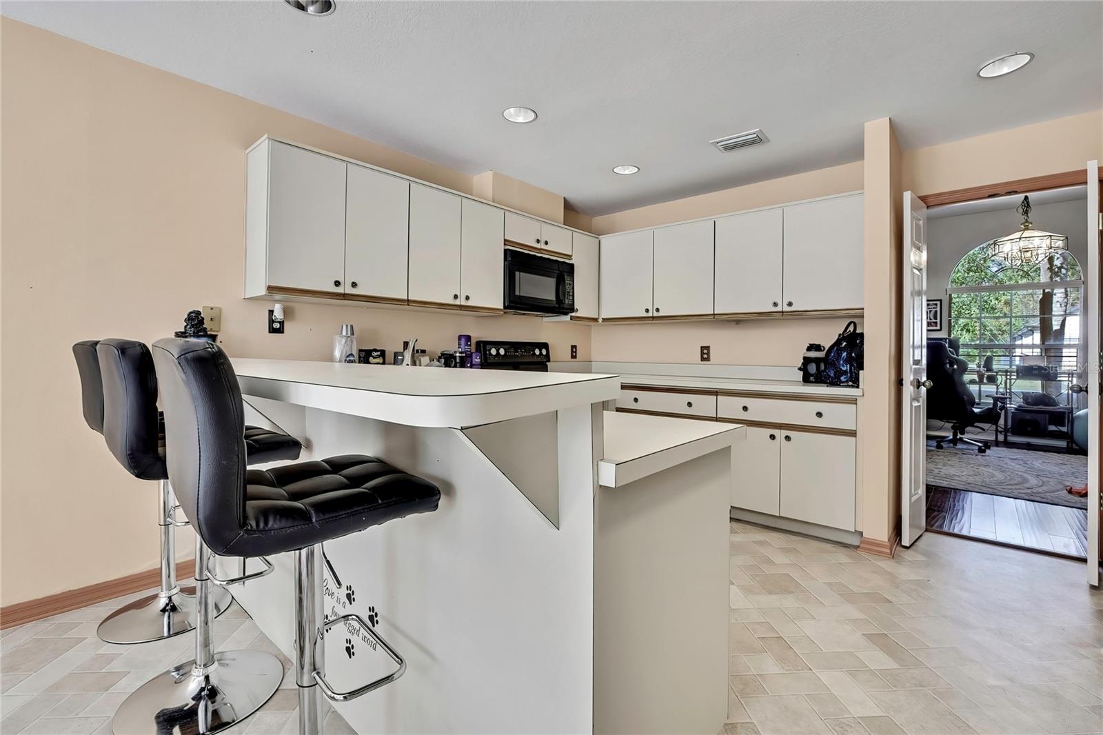 Image 23 of 49 For 83 Greentree Street