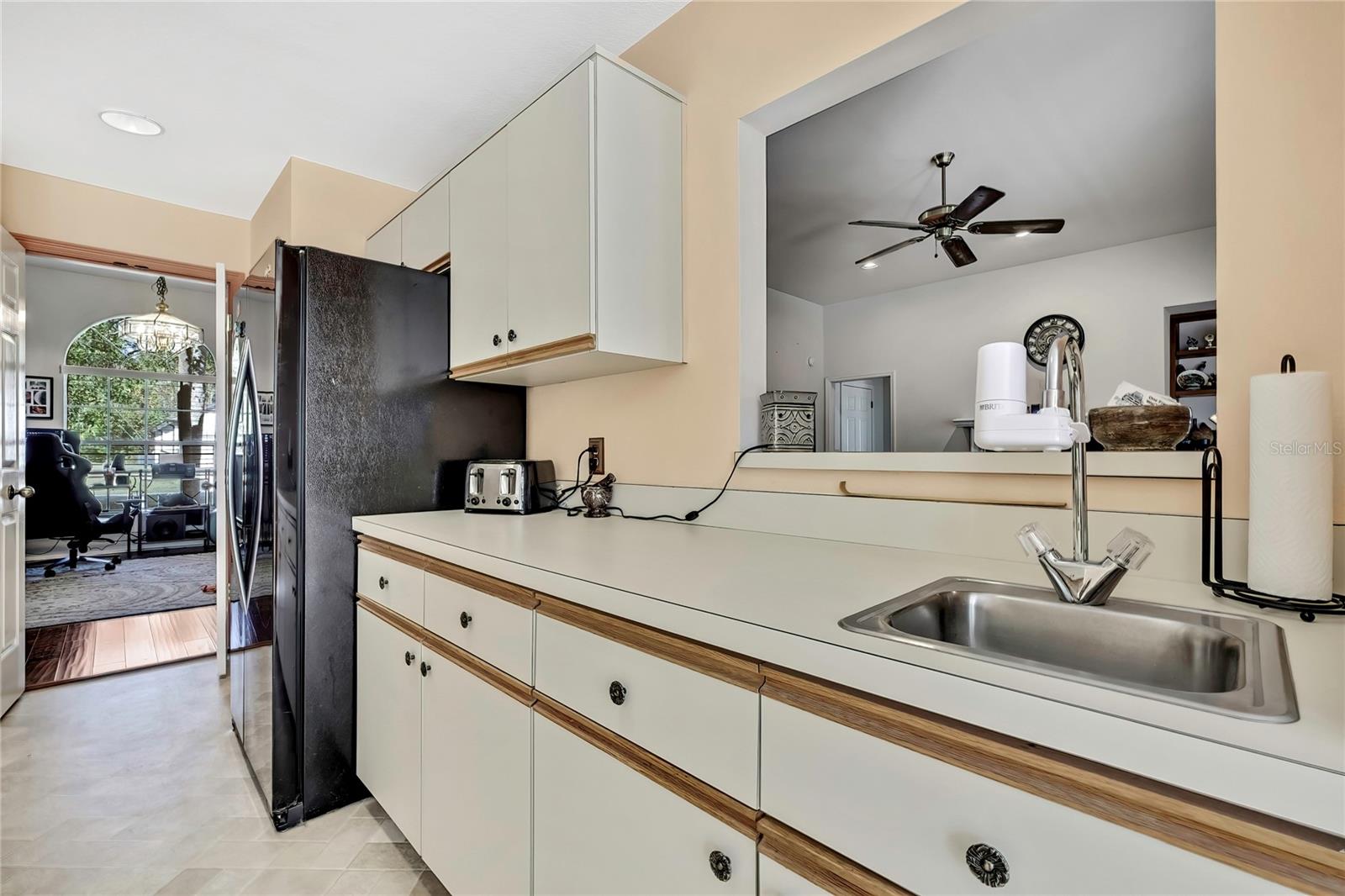 Image 24 of 49 For 83 Greentree Street