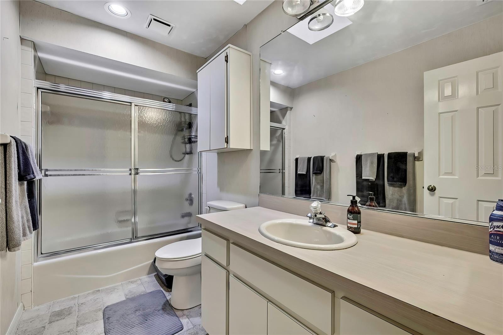 Image 27 of 49 For 83 Greentree Street