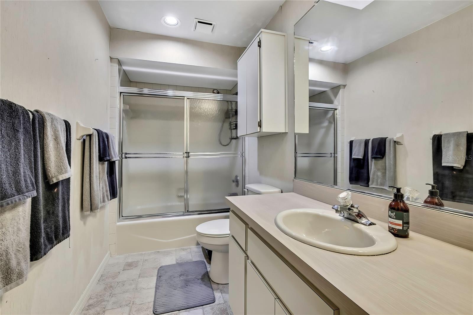 Image 28 of 49 For 83 Greentree Street