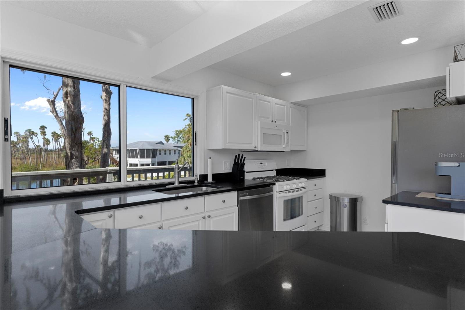 Listing photo id 11 for 5272 Tropical Point