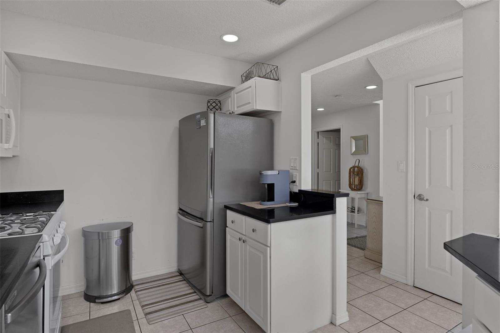 Listing photo id 12 for 5272 Tropical Point