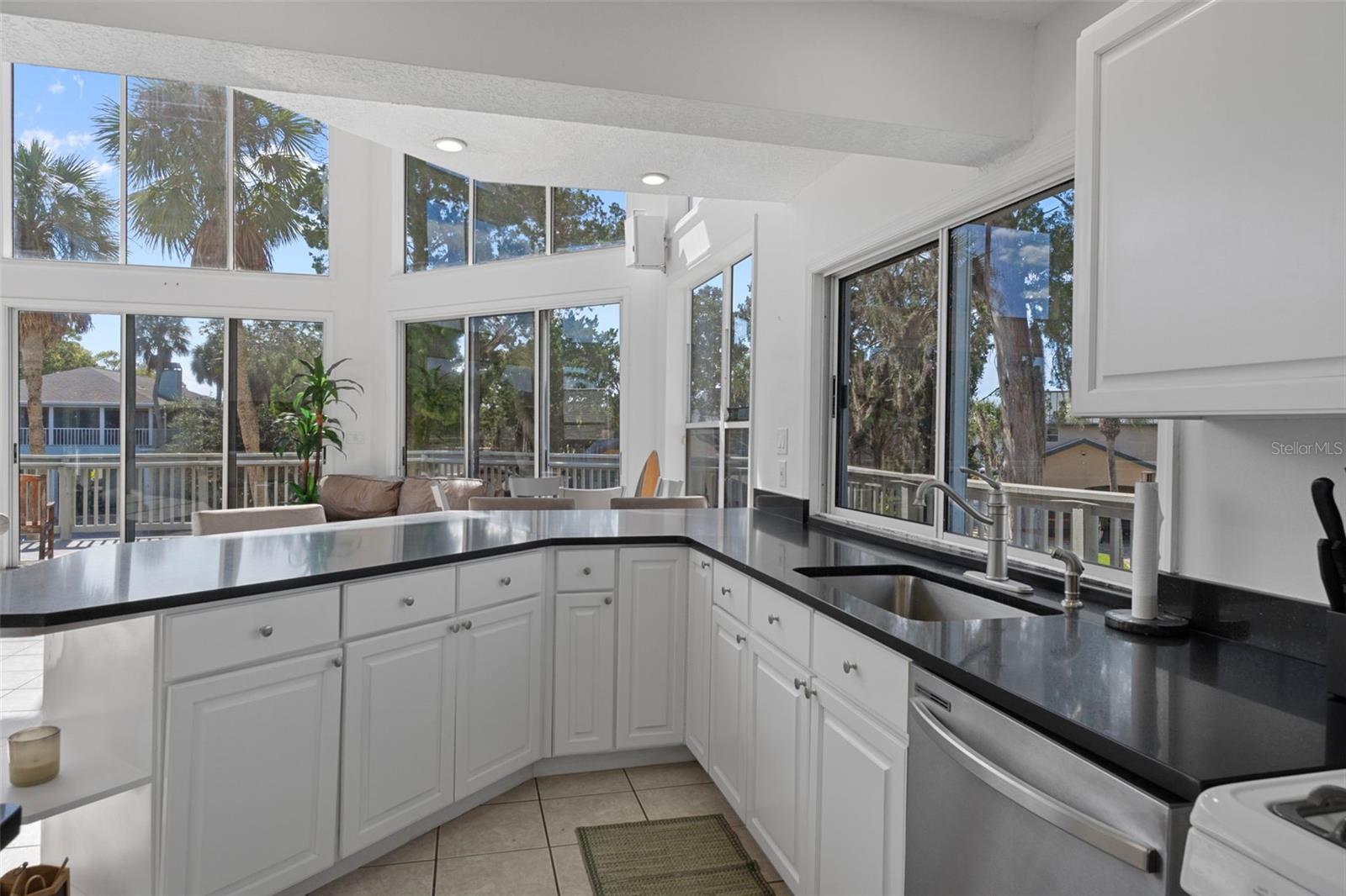 Listing photo id 13 for 5272 Tropical Point