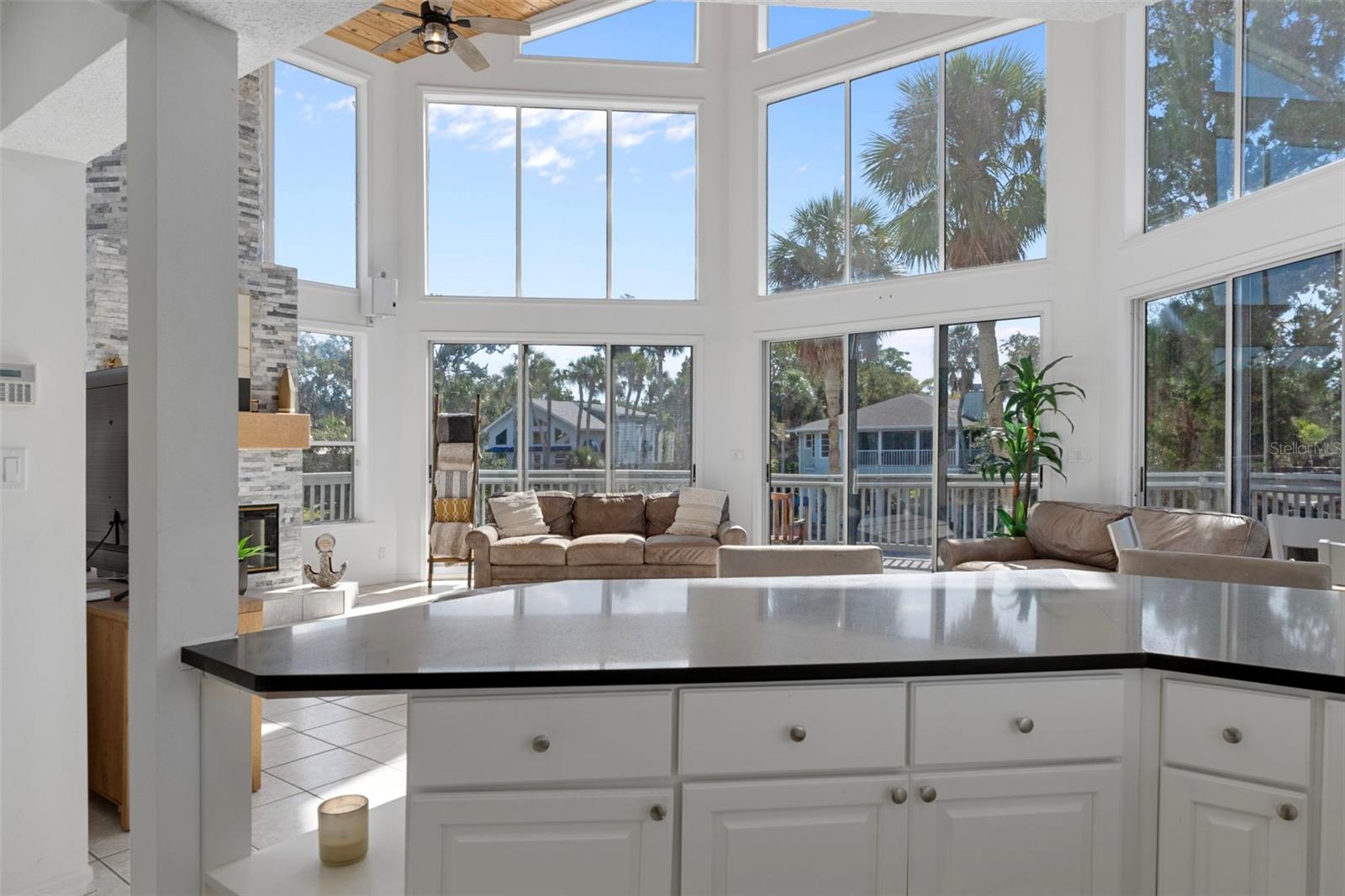 Listing photo id 15 for 5272 Tropical Point