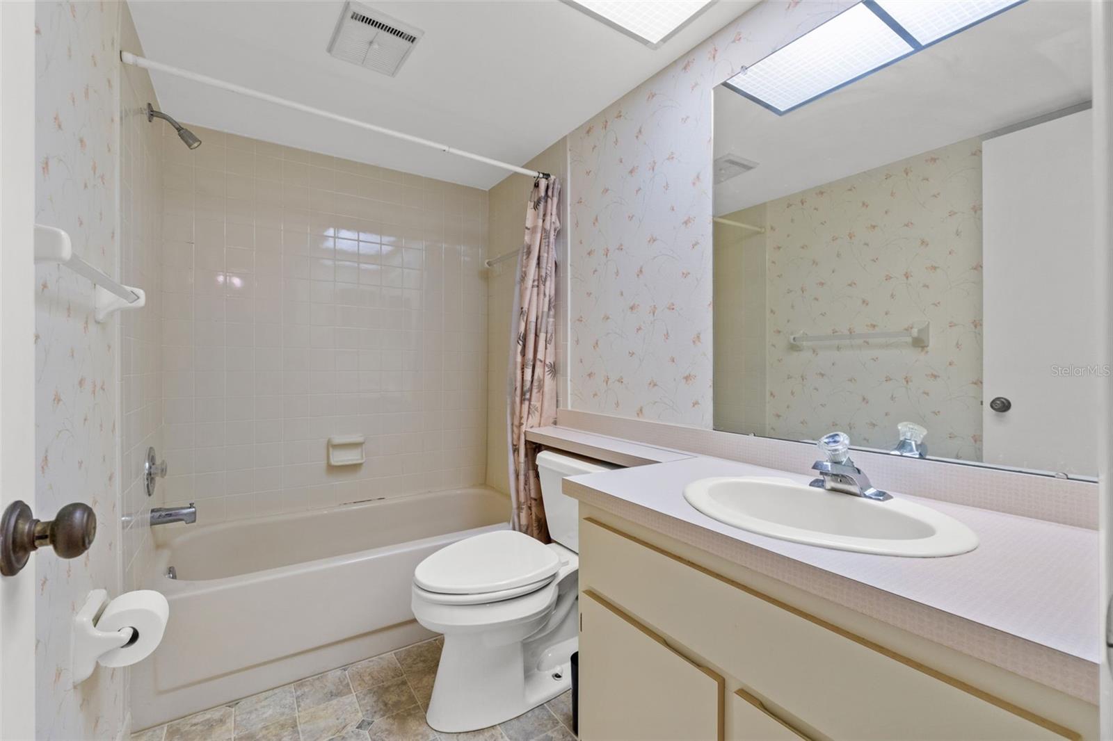 Image 26 of 54 For 4550 Bay Boulevard 1233