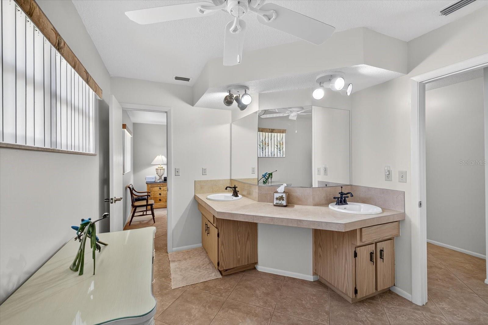 Listing photo id 10 for 7901 Willow Brook Court