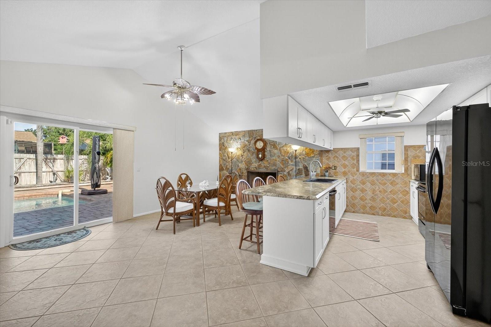 Listing photo id 13 for 7901 Willow Brook Court