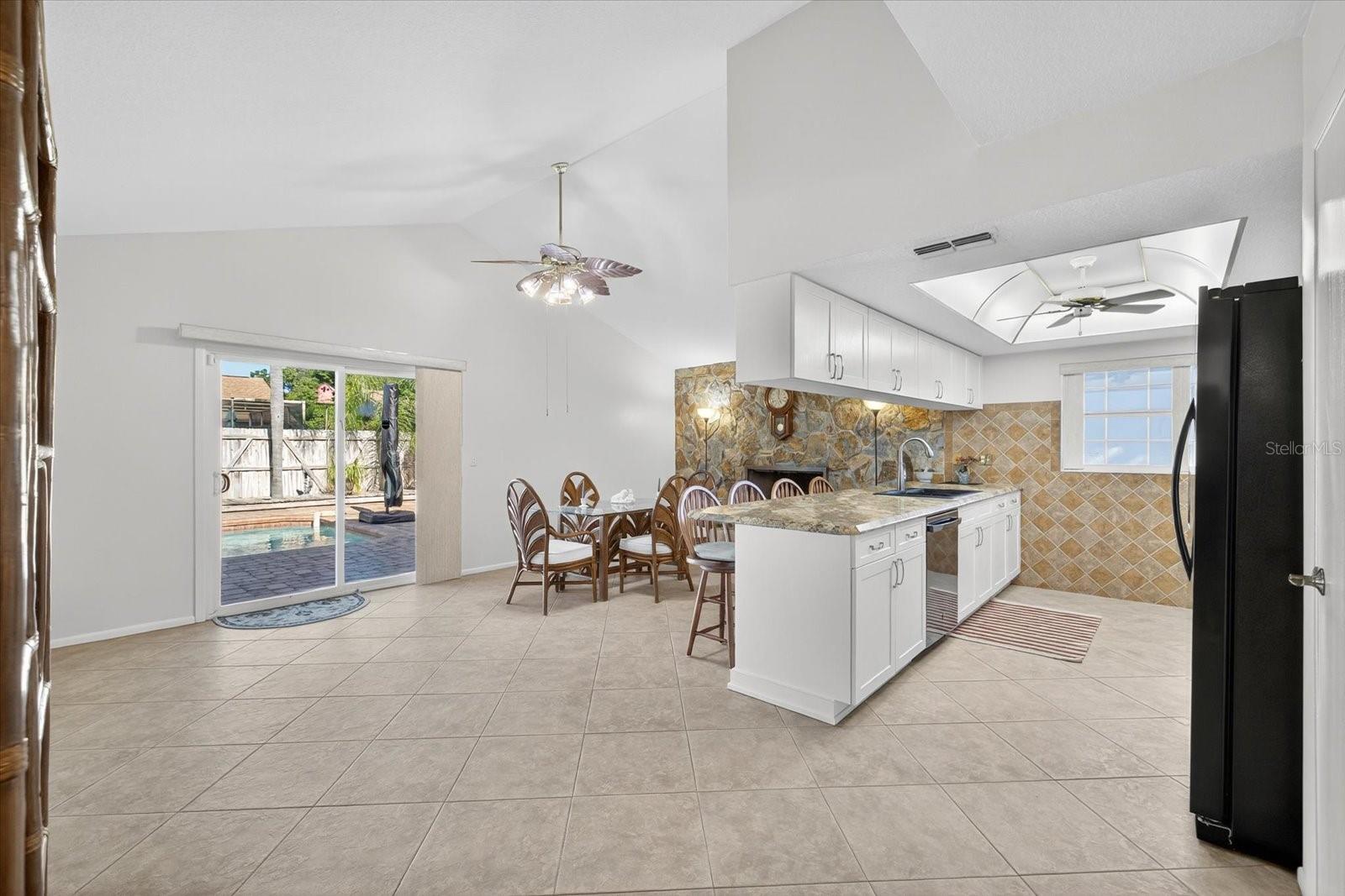 Listing photo id 14 for 7901 Willow Brook Court