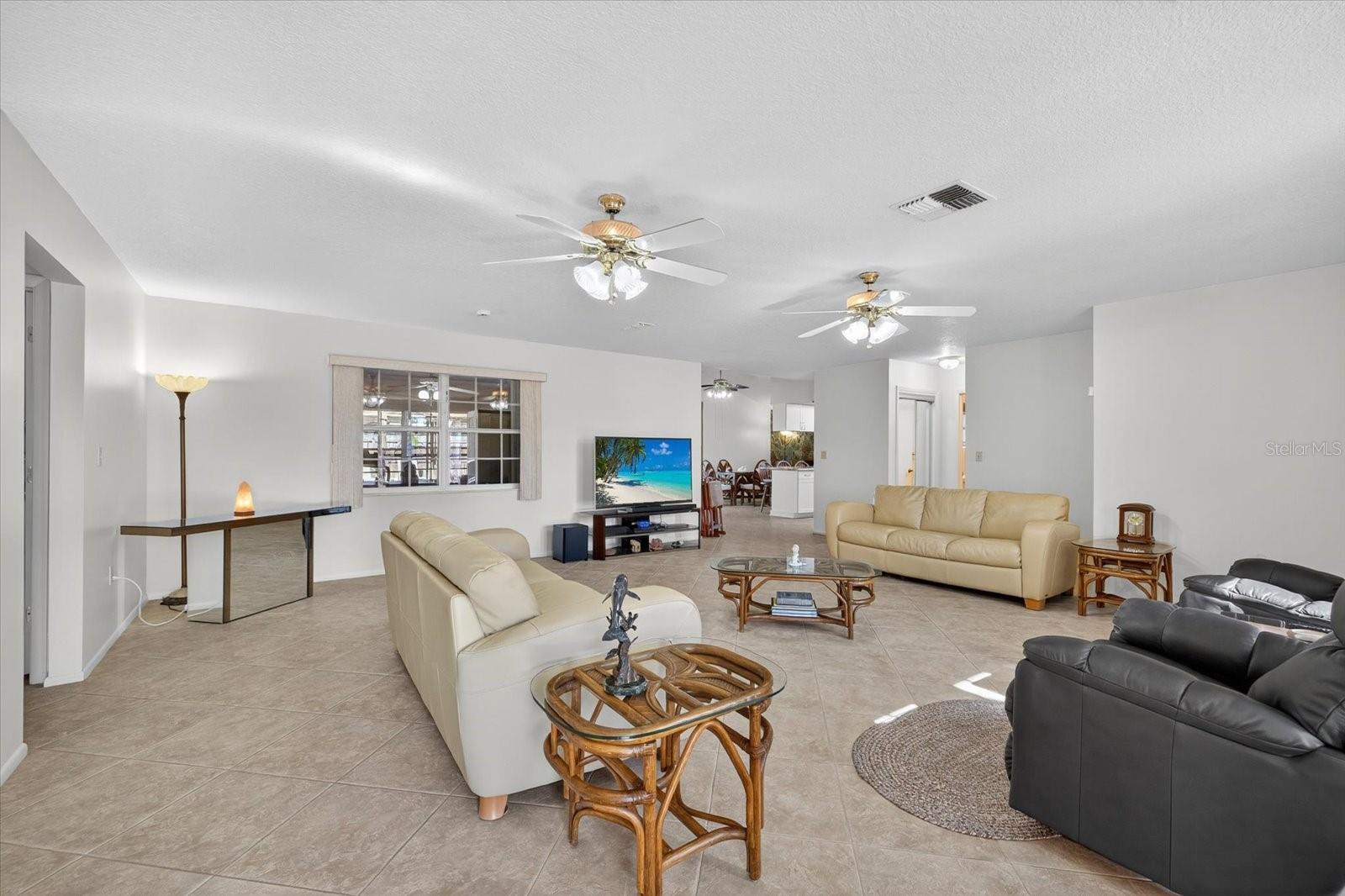 Listing photo id 4 for 7901 Willow Brook Court