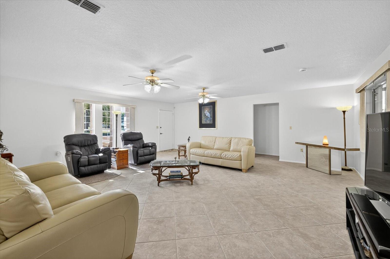 Listing photo id 6 for 7901 Willow Brook Court