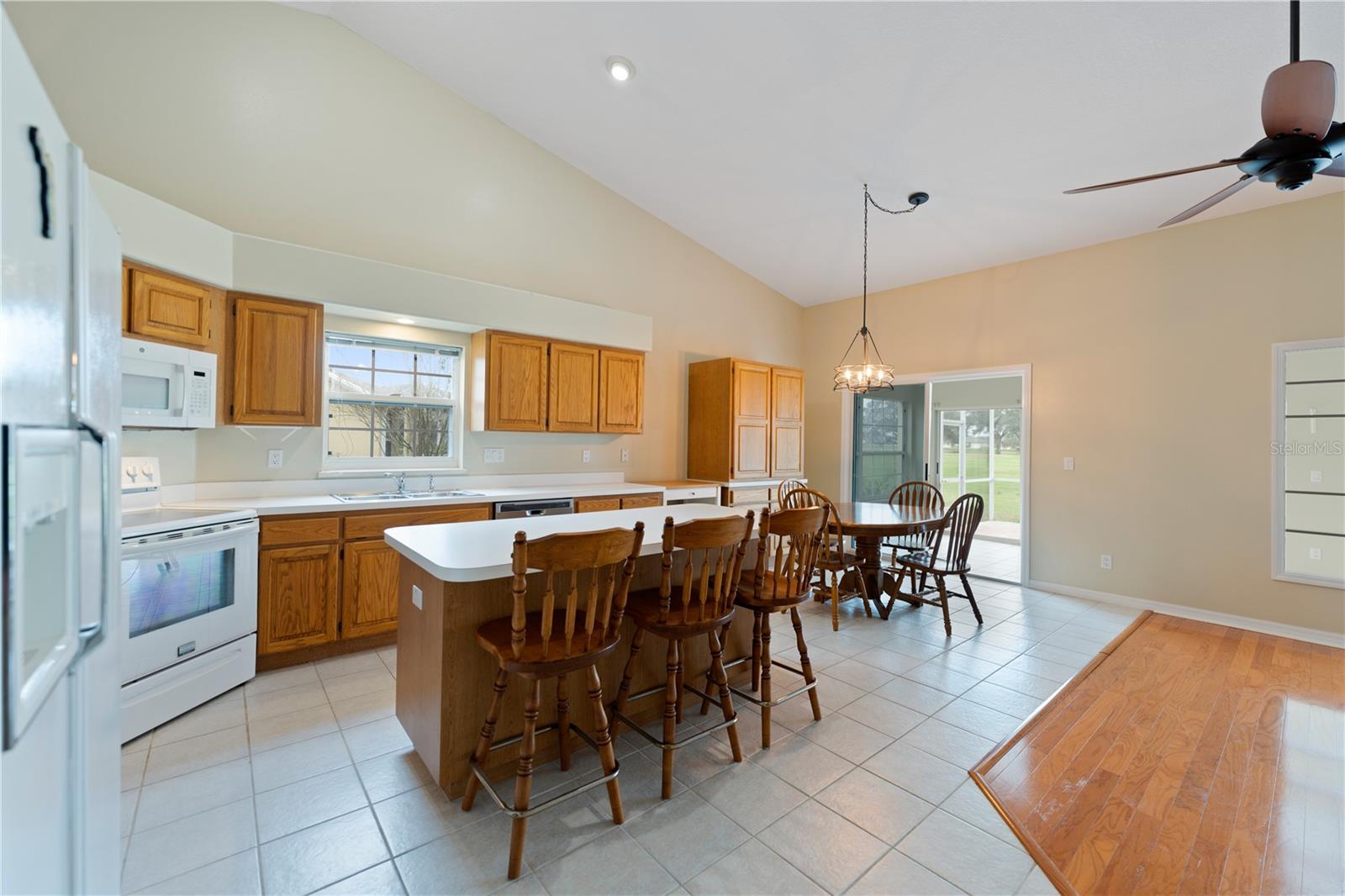 Listing photo id 11 for 6741 Northlake Drive