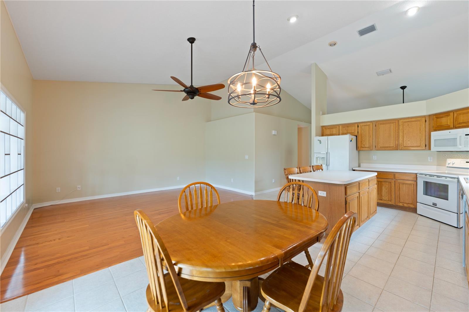 Listing photo id 15 for 6741 Northlake Drive