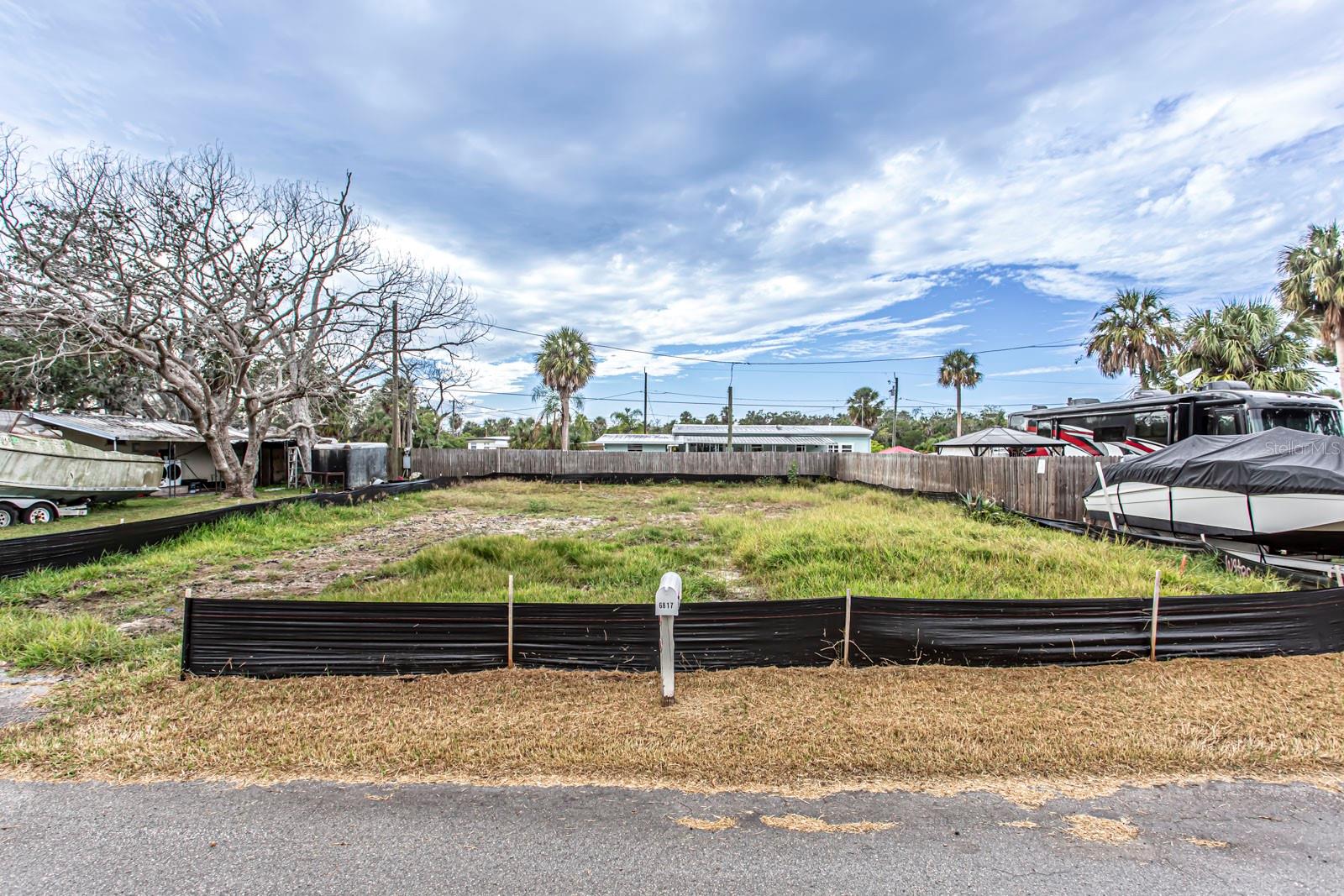 Listing photo id 0 for 6813 Garden Drive