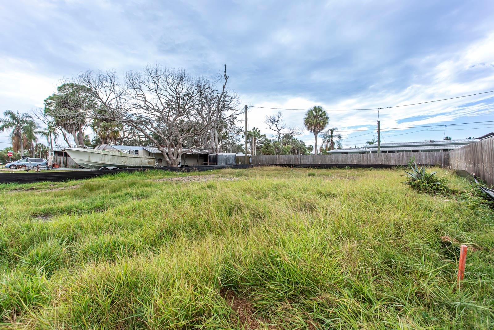 Listing photo id 2 for 6813 Garden Drive