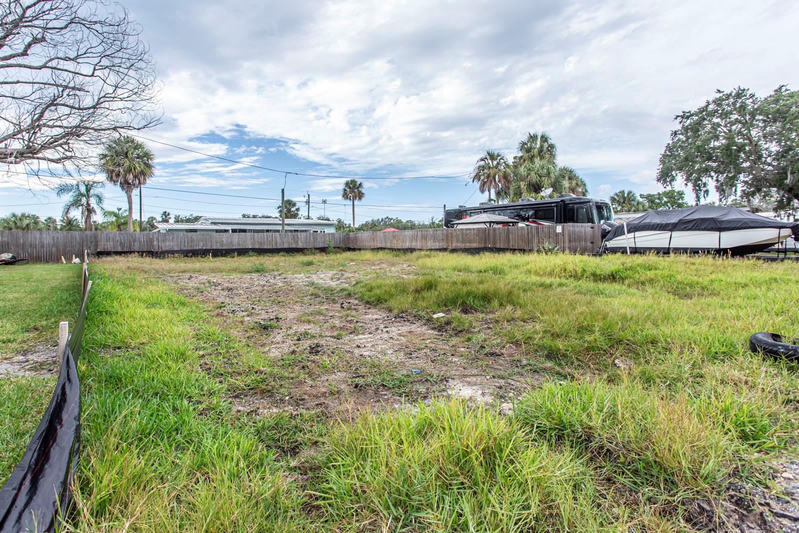 Listing photo id 3 for 6813 Garden Drive