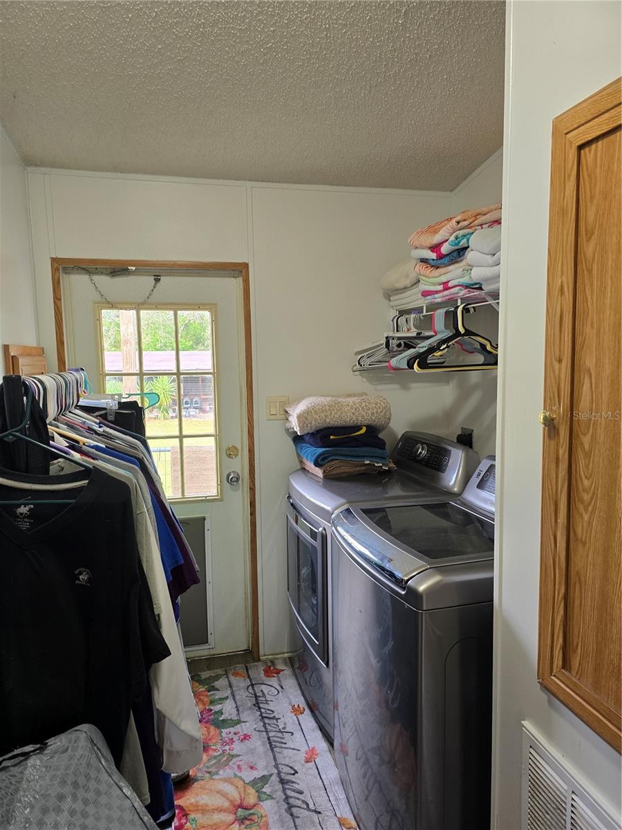 Listing photo id 8 for 16403 Bosley Drive