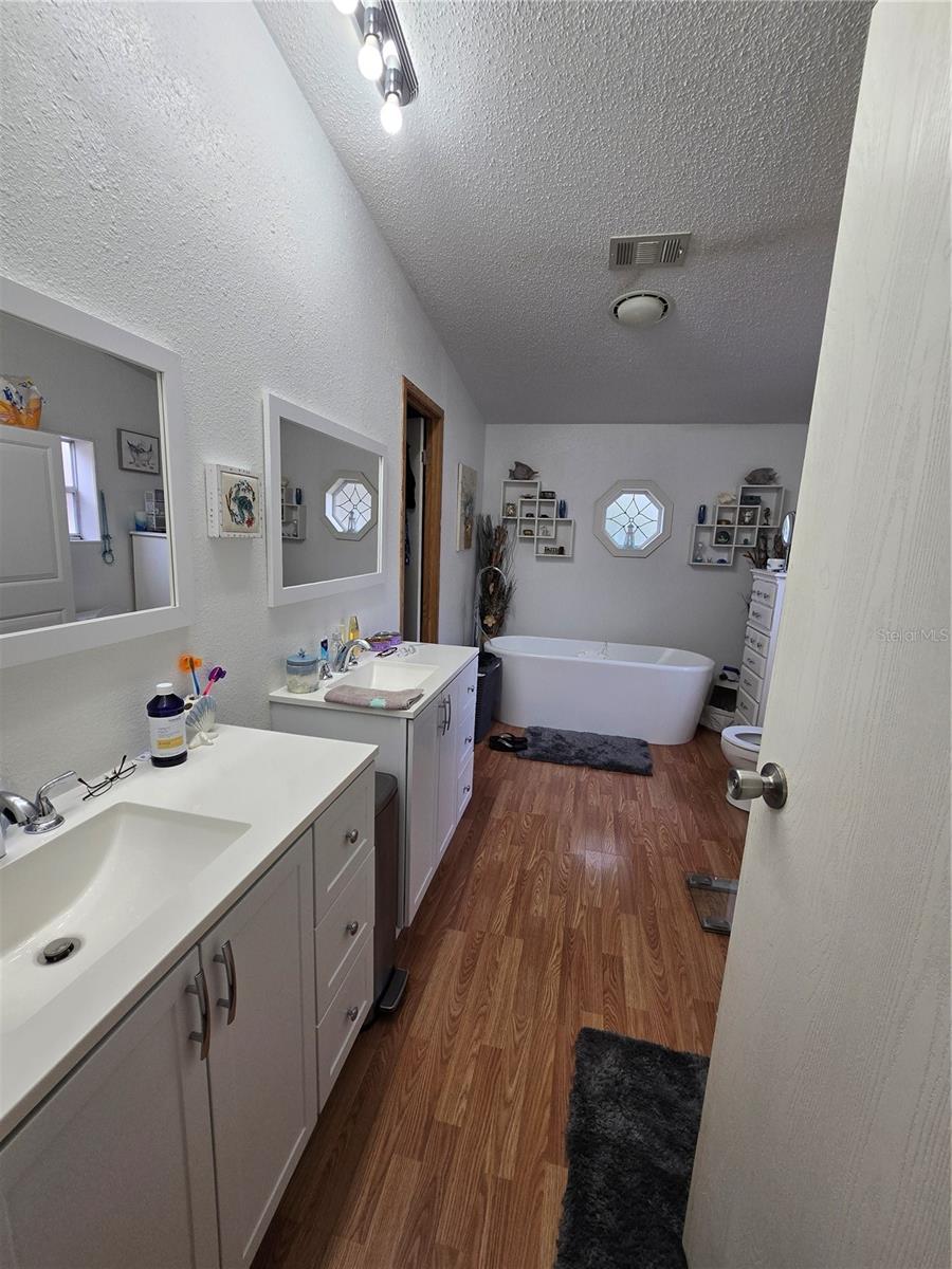 Listing photo id 18 for 16403 Bosley Drive