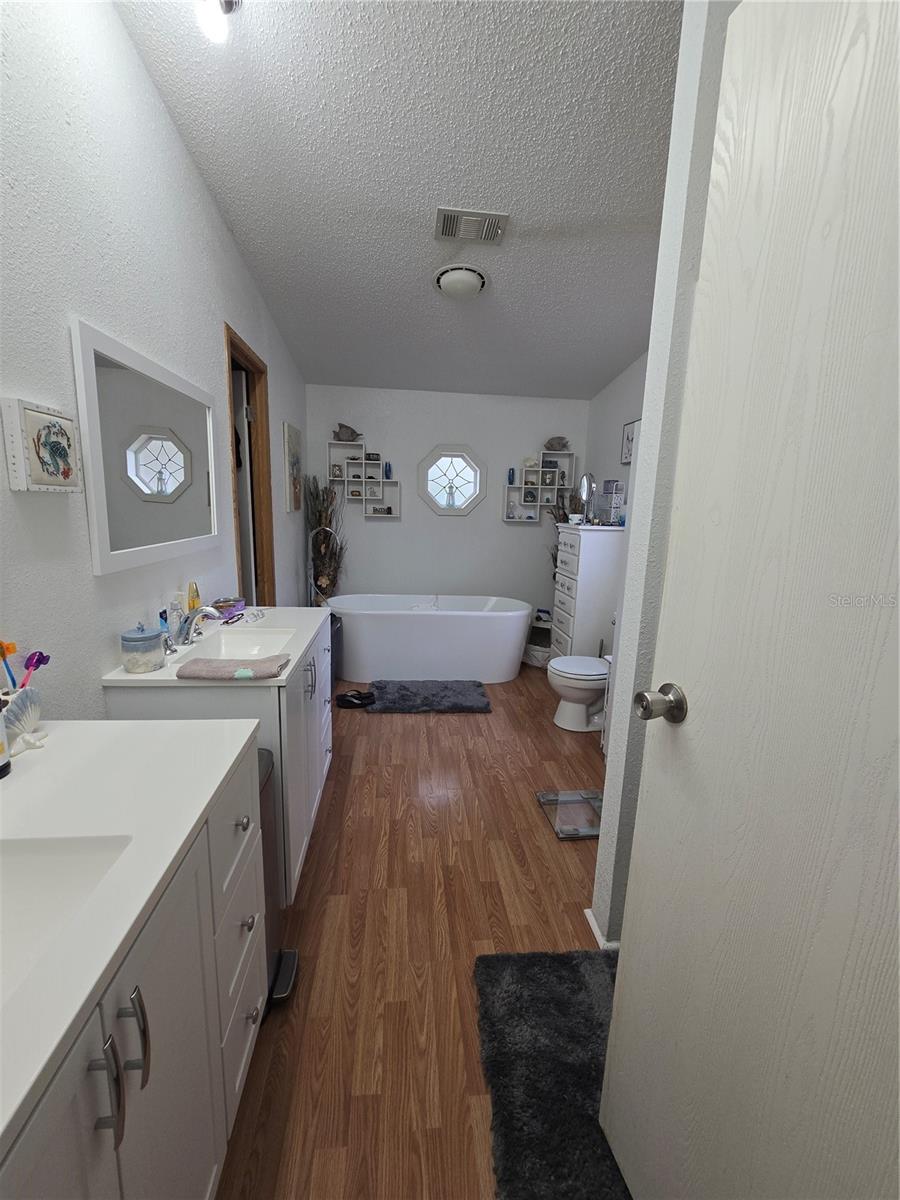 Listing photo id 19 for 16403 Bosley Drive