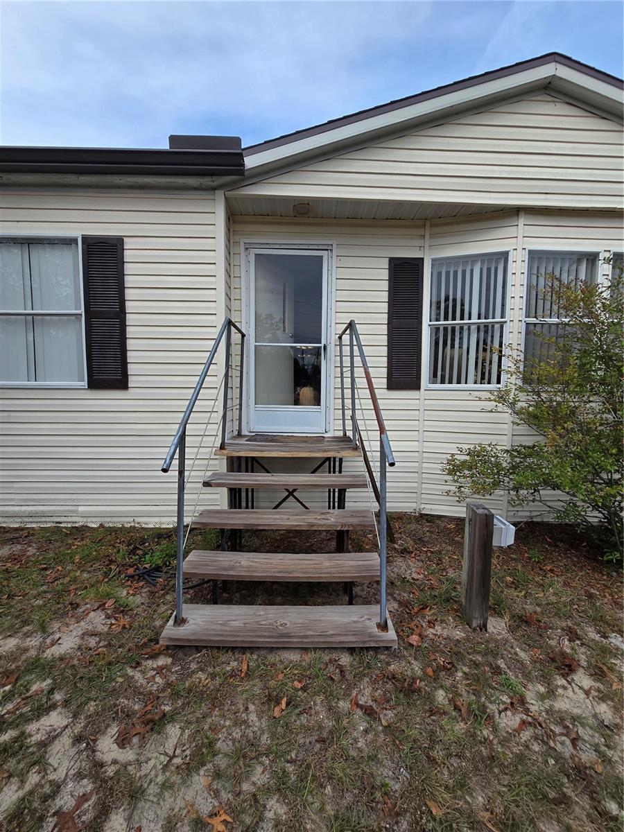 Listing photo id 3 for 16403 Bosley Drive