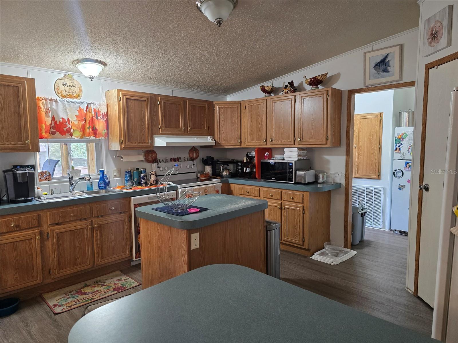 Listing photo id 7 for 16403 Bosley Drive