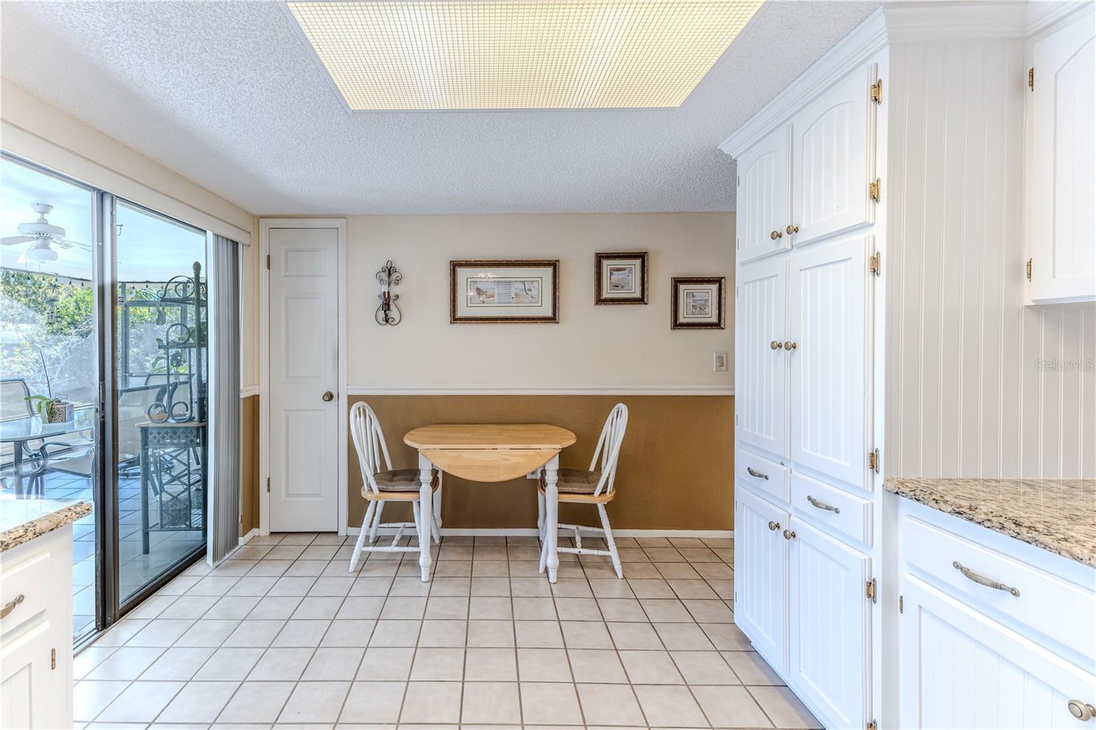 Listing photo id 17 for 11249 Riddle Drive