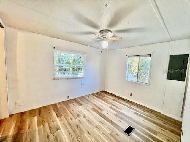 Image 27 of 47 For 1216 Live Oak Parkway