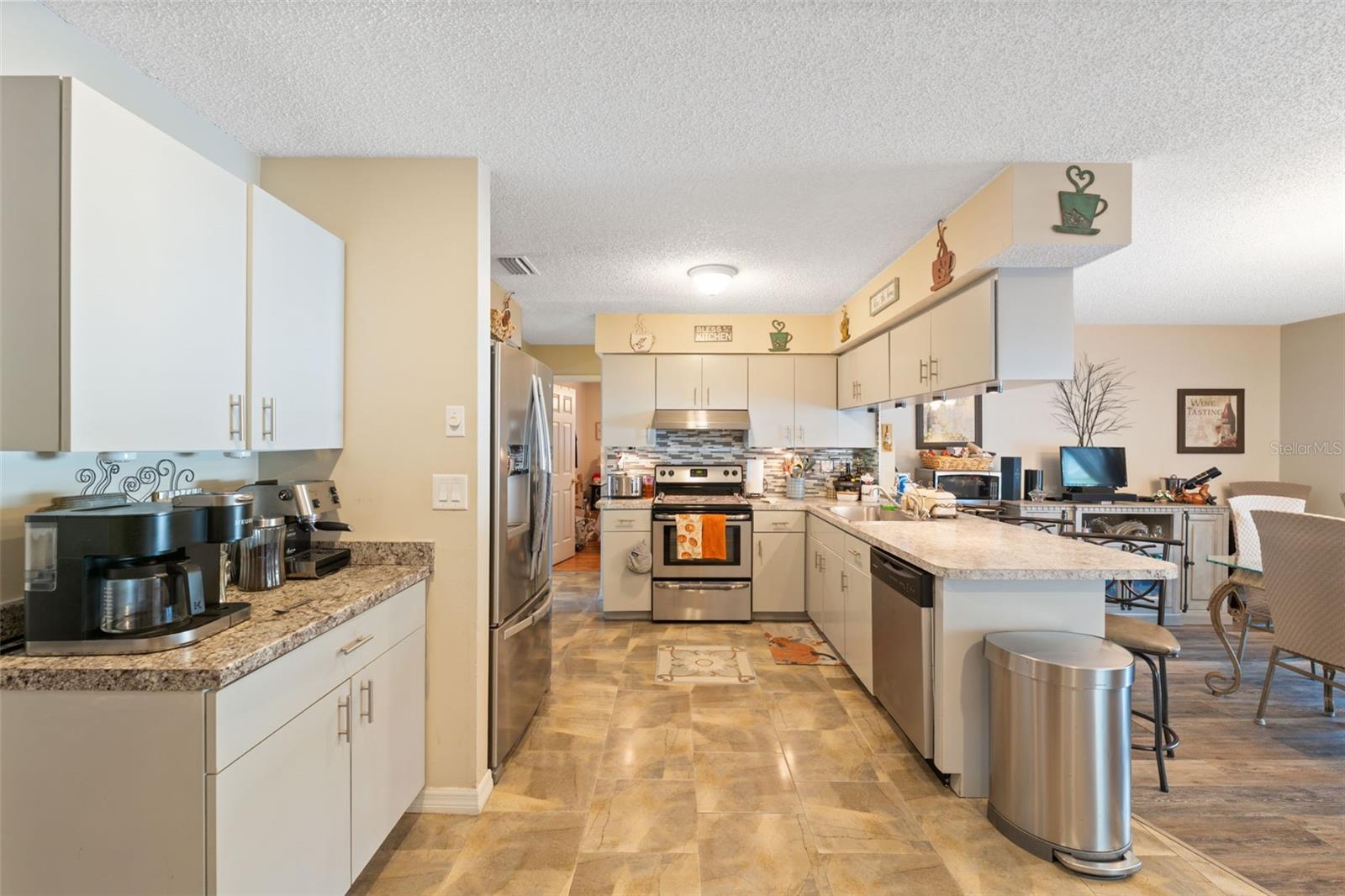 Listing photo id 7 for 12265 Shafton Road