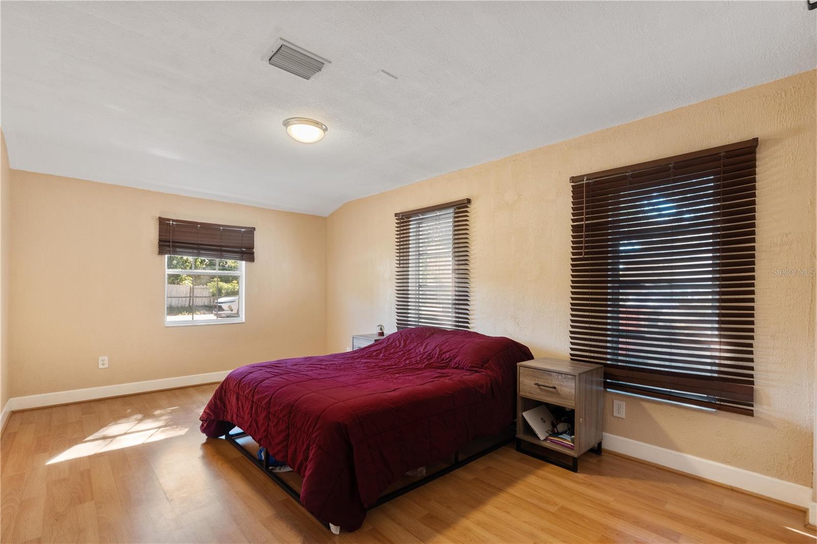 Image 16 of 33 For 10931 110th Avenue